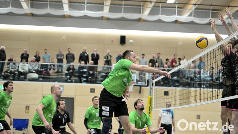 Der Angriff von Johannes Brunner (vorne) wird von den Teamkollegen beobachtet. Im letzten Saisonheimspiel empfängt der VC DJK Amberg den VSV Oelsnitz. Bild: Hubert Ziegler