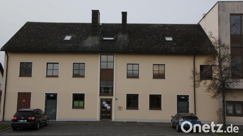 Ins Dachgeschoss dieses Hauses in der Tirschenreuther Bahnhofstraße sollen zehn minderjährige Flüchtlinge einziehen. Bild: kro