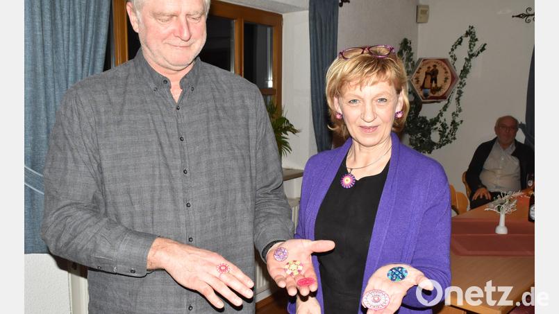 Gabi Laurich referierte in der Versammlung des Heimatrings über Knöpfe. Mit Vorsitzendem Heiner Vierling präsentiert sie einige Exemplare. Bild: hcz