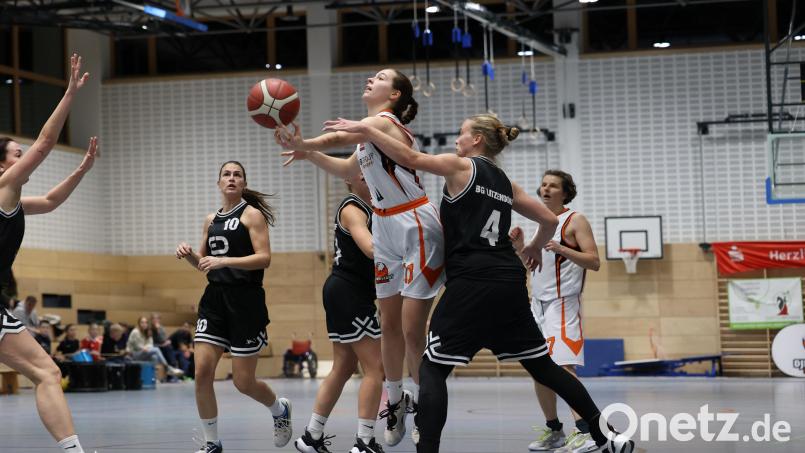 Viel Geduld fordert Coach Chris Sardgon von seiner Offensive (am Ball Katharina Anderle) am Sonntag gegen die favorisierten Nördlingerinnen ein. Archivbild: Dieter Jäschke