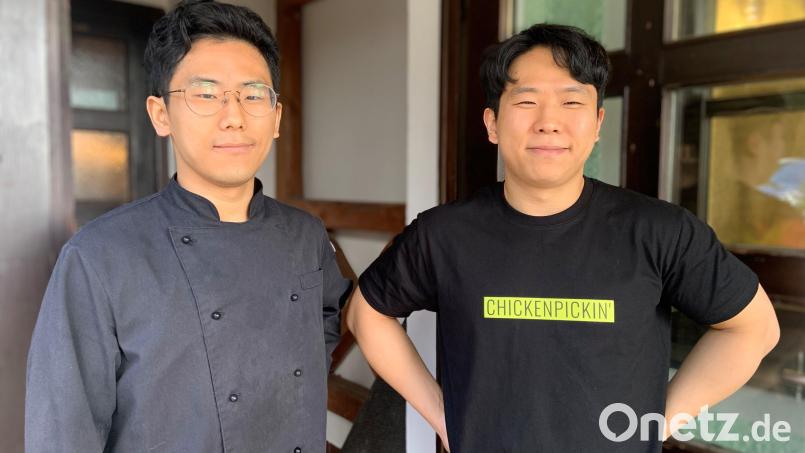 Die Brüder Hoyjoon (links) und Huije Jung betreiben das Chickenpickin&#039; in Grafenwöhr. Erstmals arbeiten die Koreaner beruflich zusammen. Bild: Stefanie Roth