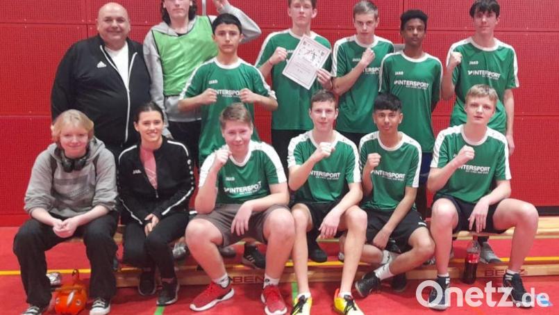 Die Basketballer der Dreifaltigkeits-Mittelschule freuen sich über das Erreichen des Oberpfalzfinales (von rechts, stehend): Lenny Kulke (9a), Alex Tkaba (8b), Andre Krause (9b), Raphael Scharping (9a), Wail Haso (9b), Buja Azizi (8a) und Lehrer Thomas Gebele; (von rechts, sitzend): Max Berger (9b), Mohammed Hakimi, David Schmeller (beide 8b), Mirza Helja (9b) und die Fans Carina Vorsatz und Maria Lindner (beide 9a). Bild: gel