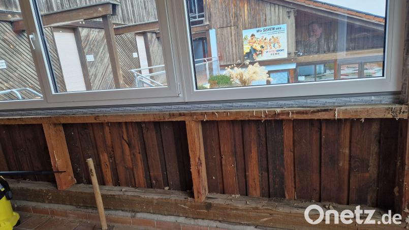 Das Betriebsleiterbüro im Freibad wird saniert. Neue Fenster sind schon drin, in den nächsten Tagen werden die Wände gedämmt. Bild: exb