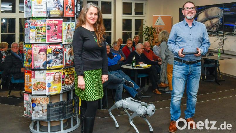 Magdalena Kayser-Meiller und ihr Mann Dieter Meiller hatten sich zur Lesung in der Stadtbibliothek tierisch-technische Verstärkung mitgebracht: einen Roboterhund, Bild: Petra Hartl
