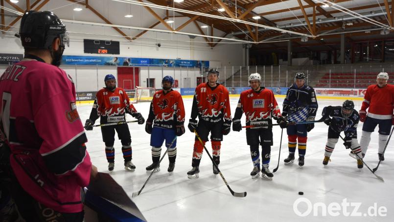 Trainer Moritz Schuller (links) gibt beim Training der Jack Bulls Anweisungen. Jeweils montags geht es in der Eishalle Mitterteich zur Sache. Bild: jr