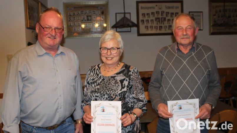 Erster Vorsitzender Josef Elterlein (links) überreichte an Rosa Weber, Hillohe, und Josef Inzenhofer, Mittersberg, goldene Ehrennadeln und Urkunden des Geflügelzuchtvereins Lauterhofen. Bild: sis