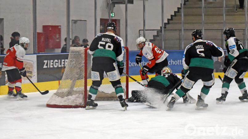 5:1-Auswärtssieg, 1:4-Heimpleite (Szene): Für Bezirksligist EHC Mitterteich (schwarze Trikots) geht es im dritten Match am Freitag beim EV Bad Wörishofen um den Einzug ins Finale. Archivbild: Gebert