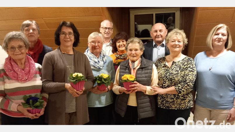Den Jubilarinnen der Hahnbacher Frauen-Union gratulieren Bürgermeister Bernhard Linder (links) und HKA-Vorsitzender Georg Götz sowie (vorn, von rechts) die stellvertretenden Vorsitzenden Elisabeth Hoffmann und Margit Rösch. Bild: hka