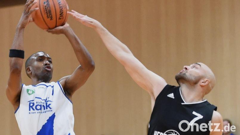 Angeführt von Chris Hill (links) peilen die Weidener Basketballer einen Heimsieg gegen Passau an. Bild: Büttner, Gerhard