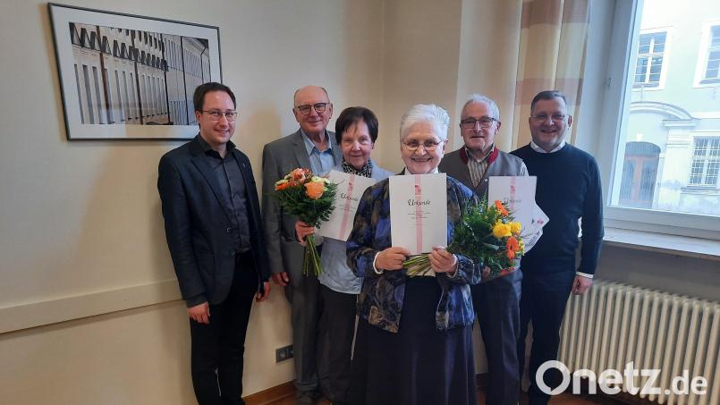 Bei der KAB St. Georg wurden Mitglieder geehrt. Von links: Präses Kaplan Johannes Spindler, Vorsitzender Franz Hirmer, Rosemarie Plössl, Ottilie Donhauser, Albert Birkl und Stadtpfarrer Markus Brunner. Bild: Hirmer/exb