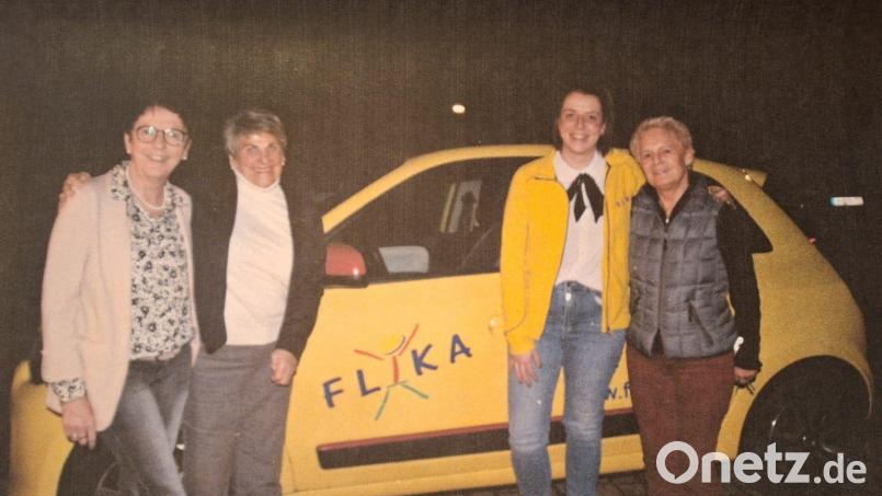 Von links: Margit Meier, Vorsitzende von FLIKA), Hannelore Hackl (Spenderin), Susanne Strobel (Zweite Vorsitzende von FLIKA) und Heidi Birner (FLIKA-Beirätin). Bild: Reinhard Fraunholz, FLIKA/exb