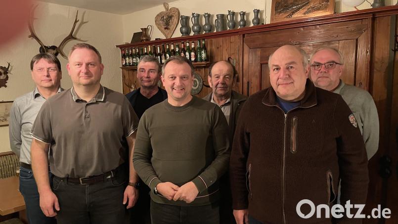 Vorsitzender des Krieger- und Soldatenvereins Leuchtenberg bleibt Anton Kappl (vorne, Mitte), hier mit Stellvertreter Gerd Scharff (links daneben) und Kassier Gerhard Kammerer (rechts) sowie weiteren Vorstandsmitgliedern. Bild: sl