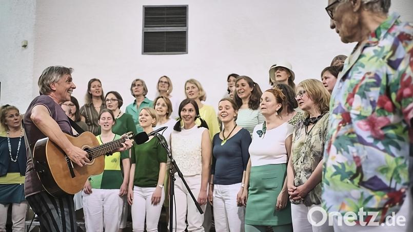 Beim letzten Auftritt begeisterte der Leiter mit seinem Taucherchor in München. Bild: Alescha Birkenholz/exb