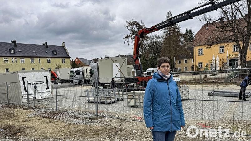 Praxismanagerin Simone Beck ist derzeit voll eingespannt. Im Hintergrund werden die Container für die Behandlungsräume aufgestellt. Bild: Matthias Bäumler/fph