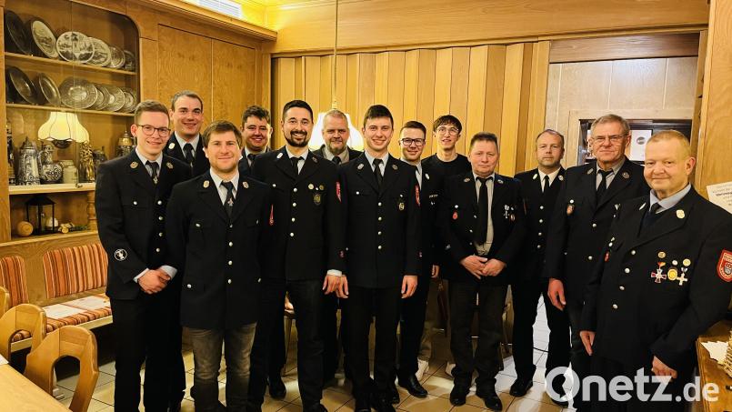 Ehrungen und Neuwahl bei der FFW Weigendorf: Von rechts Jürgen Haas, Walter Zimmermann, KBM Michael Schmidt, Reinhard Donhauser, Kilian Mayer, Kommandant Fabian Pickel, Vinzenz Bräutigam, Sebastian Nißlein, Vorsitzender Thomas Lindner, Johannes Grötsch, Philipp Göhring, Zweiter Kommandant Dirk Kreuter sowie Janik Müller. Bild: Fabian Pickel/exb
