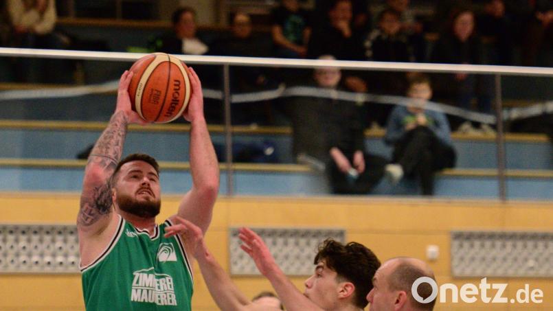 Helmut Fink (links) und die Schwarzenfelder Basketballer bestreiten am Sonntag im Sportpark ihr letztes Saisonspiel. Bild: ham