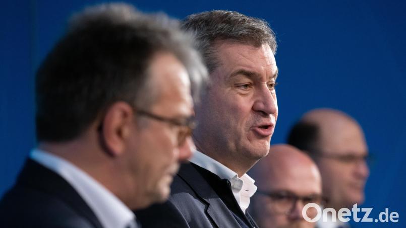 Thomas Karmasin (CSU), Präsident des bayerischen Landkreistags, Markus Söder (CSU), Ministerpräsident von Bayern, Fabian Mehring (Freie Wähler), Digitalminister von Bayern, und Albert Füracker (CSU), Finanzminister von Bayern (von links), nehmen nach dem Spitzengespräch „Digitales Bayern“ an einer Pressekonferenz teil. Bild: Sven Hoppe/dpa