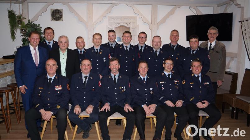 Auszeichnungen für langjährigen aktiven Dienst gab es für Mitglieder der Feuerwehren Großensees, Großensterz, Königshütte, Leonberg und Pleußen. Vertreter des Kreisfeuerwehrverbandes und der Kommunen gratulierten. Bild: Feuerwehr Pleußen/exb