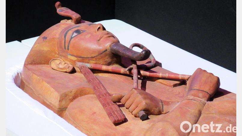 Der Sarkophag von Ramses II. ist in der Grande Halle de la Villette in Paris in einer Transportkiste zu sehen. Nun wird er auch in Köln zu sehen sein. Bild: Sabine Glaubitz/dpa