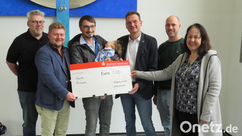 Mit einer Spende in Höhe von 1200 Euro überraschen Mitglieder des Gemeinderates die Familie Artmann. Vater Dominik Artmann (Dritter von links) mit seiner Tochter Frieda. Bild: adj