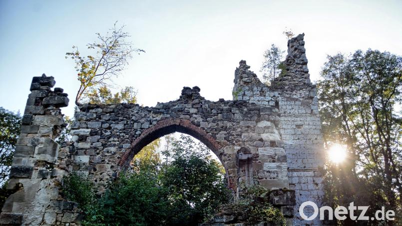 Sonnenaufgang über der Ruine der Wallfahrtskirche in Pappenberg. Bild: Norbert Vetter
