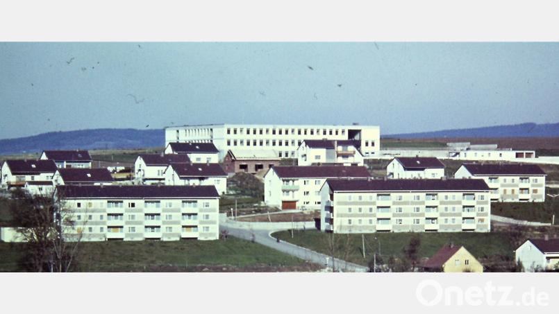 Heute eine ungewohnte Perspektive: Das neue Gymnasium 1966 als freistehender Atriumbau hoch über der Stadt. Im Vordergrund die neuen Wohnungsbauten im Zuge der Gründung der Grenzlandkaserne. Archivbild: lg