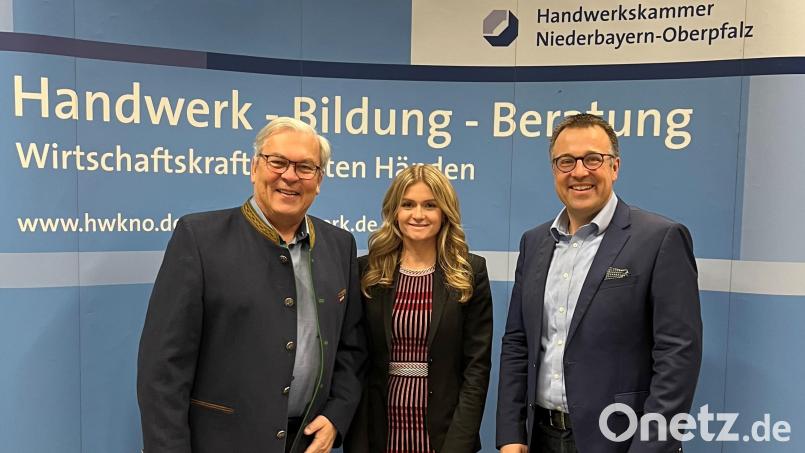 Corinna Dobmeier (Mitte) und Andreas Keller (rechts) geben bei der Veranstaltung der Handwerkskammer Einblicke in das Thema Fachkräftegewinnung. Links im Bild: HWK-Vizepräsident Gerhard Ulm. Bild:  HWK/Schreder/exb