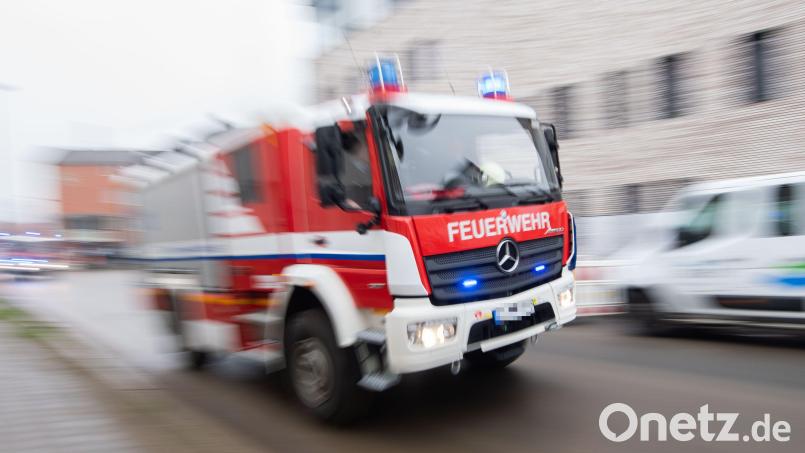 Mehrere Feuerwehren löschten einen brennenden Dachstuhl in Hirschaid (Landkreis Bamberg). Symbolbild: Julian Stratenschulte/dpa