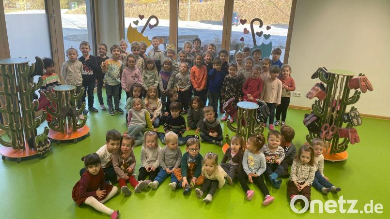 Die Mädchen und Buben des Riedener Kindergartens St. Georg freuen sich über die mit den Spenden der Vereine neu angeschafften Gummistiefelbäume. Bild: Bianca Hammer/exb