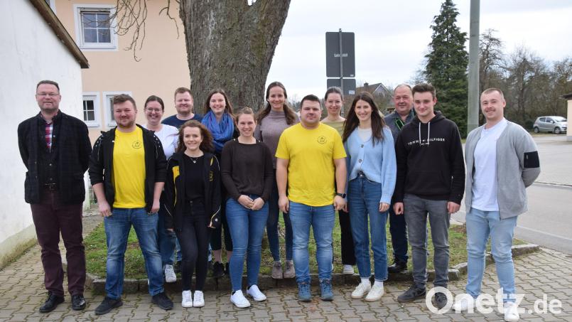 Die Mini-Mäuse Mendorferbuch wählen einen neuen Vorstand mit Sebastian Delling (Zweiter von links) an der Spitze. Bürgermeister Florian Junkes (links) gratuliert. Bild: bö