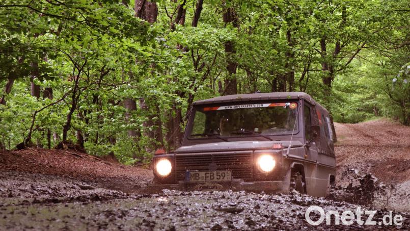 Sollte auch ins Gepäck: Sandbleche, die verhindern, dass der Wagen im losen Untergrund einsinkt. Bild: Thomas Geiger/dpa