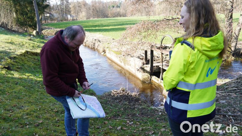 Welche Flächen könnten im Falle eines Hochwasser überschwemmt werden? Dieser Frage gehen Bauingenieur Manfred Schindler und Amelie Gleißner vom Wasserwirtschaftsamt Weiden nach. Bild: kaz