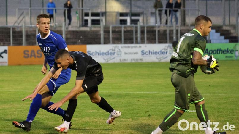 Stefan Pühler (links, im Heimspiel gegen Regenstauf) kehrt nach seiner Verletzungspause ins Aufgebot der SpVgg SV Weiden zurück. Der Stürmer steht im Kader für das Auswärtsspiel in Bogen. Bild: Dieter Jäschke