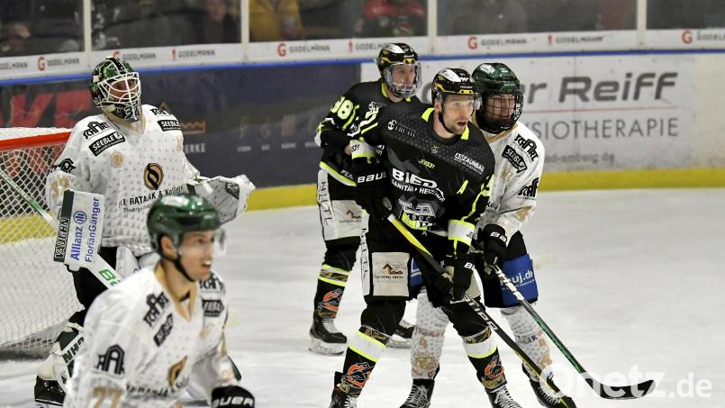 Michael Kirchberger (dunkles Trikot vorne) lauert vor dem gegnerischen Tor. Der Weidener im Trikot des ERSC Amberg spielt seit 30 Jahren Eishockey. Archivbild: Hubert Ziegler