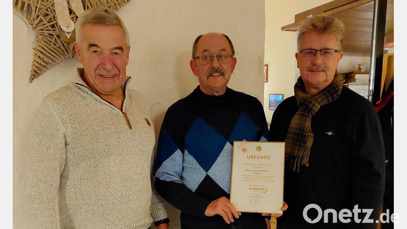 Vorsitzender Werner Schaumberger (links) und Bürgermeister Wolfgang Braun (rechts) ehrten Lothar Neumeier (Mitte). Bild: Imkerverein Fuchsmühl/exb
