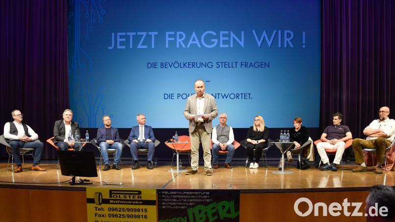 &quot;Jetzt fragen wir&quot; - Podiumsdiskussion mit Vertretern der Politik und der Bevölkerung des Landkreises Amberg-Sulzbach. Auf dem Podium (von links): Hans Märkl (Basis), Manfred Schiller (AfD), Bernd Heinisch (FW), Harald Schwartz (CSU), Jürgen Donhauser (Moderator), Stefan Schönberger (Land schafft Verbindung), Anja Scharl, Anna-Maria Held (Spediteurin), Salim Martin (Internist), Hans Weiß (Zimmerer). Bild: Petra Hartl