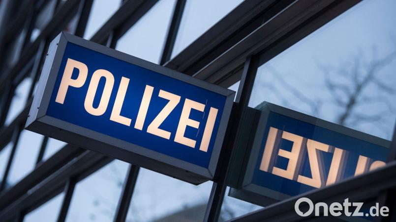 Ein bislang unbekannter Autofahrer hat ein Fahrzeug in der Fridauer Straße in Marktredwitz angefahren. Symbolbild: Boris Roessler/dpa