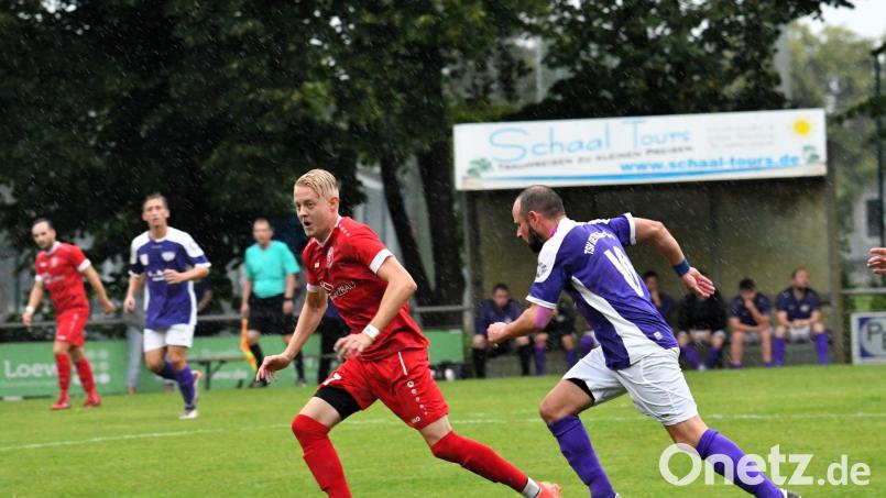 Der Tännesberger Maximilian Schmid (rotes Trikot) ist vor Christian Luff vom TSV Detag Wernberg am Ball. Im Hinspiel trennten sich beide Teams 2:2. 	Bild: Nachtigall Archivbild: Nachtigall