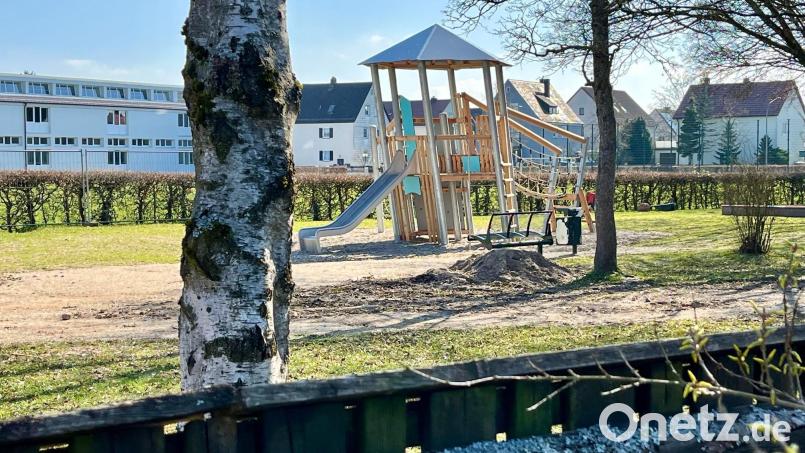 Ein neues Klettergerät mit Rutsche steht seit Dezember 2023 auf dem Kinderspielplatz in der Fichtestraße. Bild: Gabi Schönberger