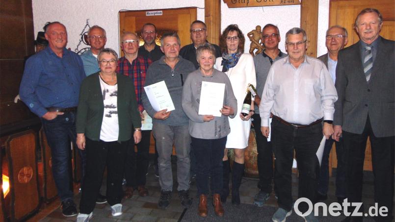 Für langjährige Treue zur Siedlergemeinschaft Feuerhof ehrten der Erste Vorsitzende Klaus Frieser sowie der Zweite Vorsitzende Jochen Weiß (von rechts) mit Urkunden, Wein und Gutscheinen die Mitglieder. Bild: fnk