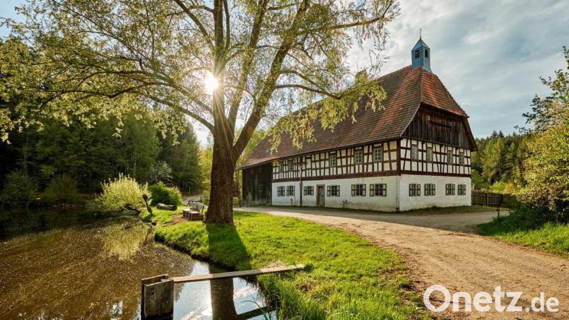 Die Rauberweihermühle ist das Aushängeschild des Freilandmuseums Oberpfalz, doch es gibt dort viel mehr zu entdecken. Bild: www.bayern.by-Florian Trykowski