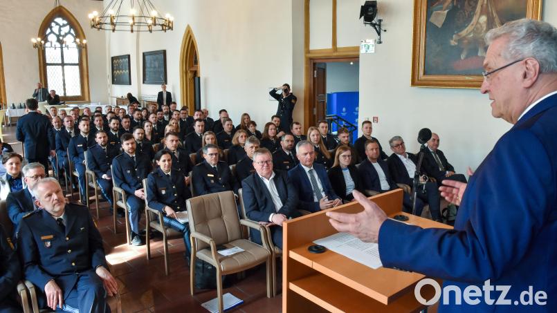 Bayerns Innenminister heißt in Amberg 93 neue Polizisten willkommen, die künftig im Bereich des Präsidiums Oberpfalz Dienst tun werden. Bild: Stephan Huber