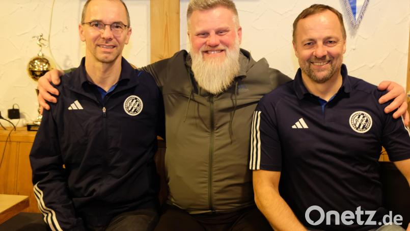 Ab der kommenden Saison setzt der FC auf einen neuen Trainer. Die Wahl fiel auf den erfahrenen Björn Engelmann (Bildmitte). Engelmann förderte in den letzten Jahren Fußballtalente in den Nachwuchszentren des Bayerischen Fußballverbandes in Weiden und Bayreuth. Vorsitzender Wolfgang Seitz (rechts) und Stellvertreter Thomas Arnold stellen den künftigen Übungsleiter den Vereinsmitgliedern vor. Bild: do