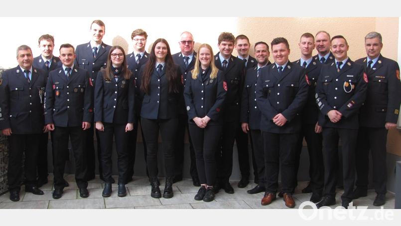 Als Gruppenführer ergänzen Johann Weber (Dritter von links) und Philipp Mangold (Vierter von links) die Führungsriege. Zudem gab es viele Beförderungen bei der Feuerwehr Mantel. Bild: sei