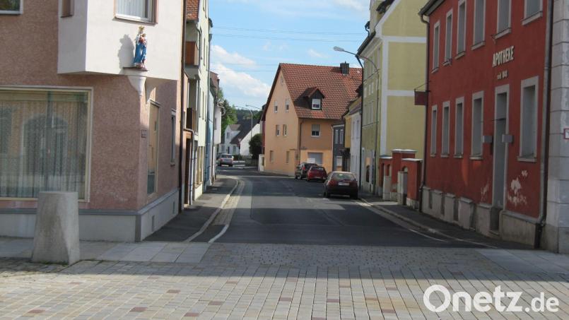 In Kürze soll der Umbau der Georg-Schiffer Straße von der Innenstadt bis zur beampelten Kreuzung mit der Ortsumgehung beginnen. Die Straße und die Gehwege befinden sich in einem schlechten Zustand. Bild: fg