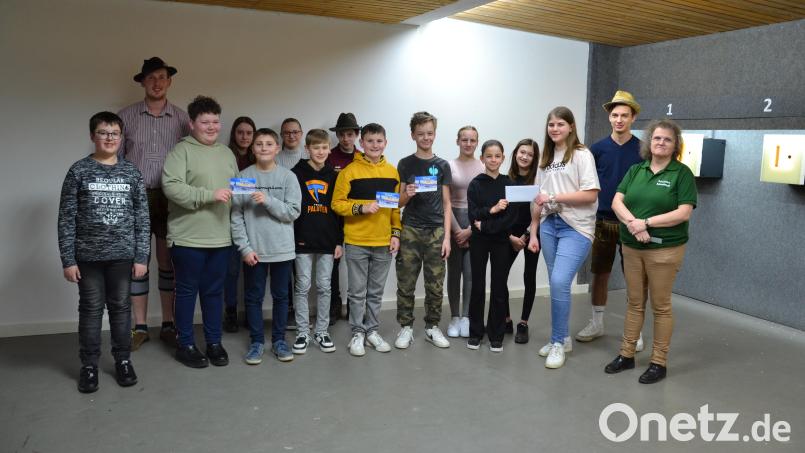Das sind die Teilnehmer des Shooty-Cup in Moosbach mit den Siegern und den Gau-Jugendleiter Julius Kellner (links) und Gau-Beisitzer Alexander Ram (Zweiter von rechts) sowie der 1. Schützenmeisterin Jutta Fuchs (rechts). Bild: gi