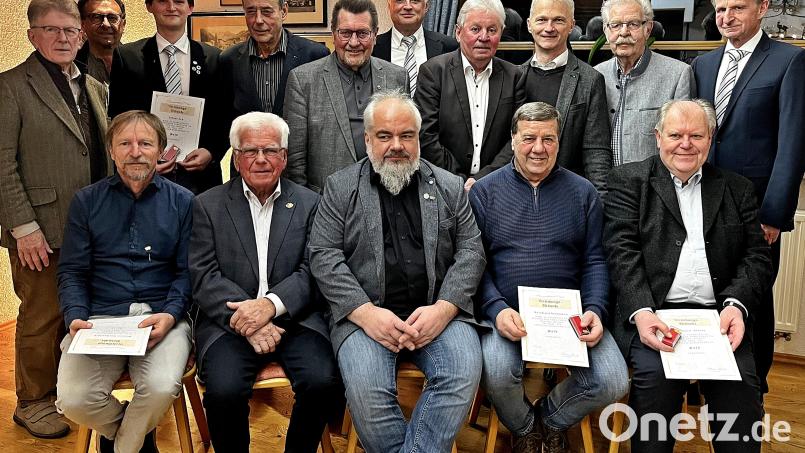 Langjährige Verdienste würdigt der AMC im ADAC in der Jahreshauptversammlung mit Ehrennadeln in Gold. Vorsitzender Karlheinz Ach (rechts) überreicht die Auszeichnungen. Bild: R. Kreuzer