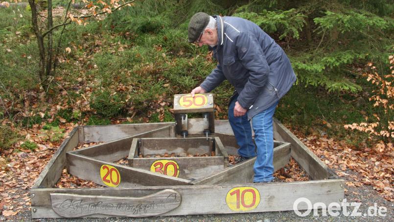 Das aufgrund der Witterung stark beschädigte Wurfspiel am Walderlebnispfad bei Fuchsmühl kann dank Robert Schmid wieder voll genutzt werden. Bild: wro