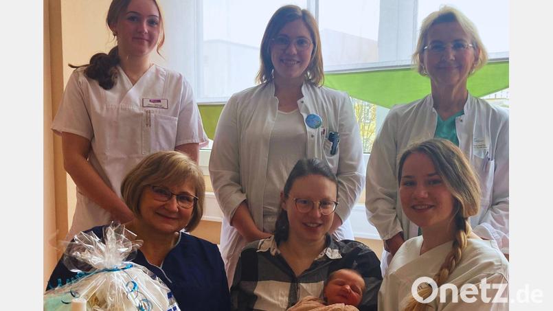 Freude über Baby Nina: Im Bild von links Elenor Dotzauer (Schülerin), Hebamme Johanna Wiesner, Dr. Maren Seibt, Julia und Baby Nina, Dr. Maria Dietrich, Selina Bachofner (Gesundheits- und Krankenpflegerin). Bild: Klinikum Fichtelgebirge/exb