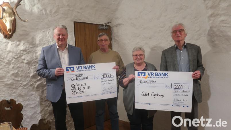 Mit jeweils 1000 Euro beschenkt die Kolpingkleiderkammer den Verein „Hilfe zum Helfen“ und die Amberger Tafel (von links): Landrat Richard Reisinger, Erich Gebhardt, Leni Gebhardt und Bernhard Saurenbach. Bild: rha